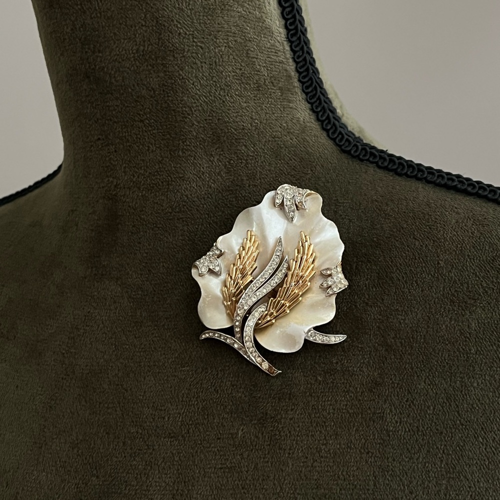 Vintage Trifari Crown 50s Under The Sea Coral Reef Mother of Pearl Gold Brooch - Picture 3 of 14